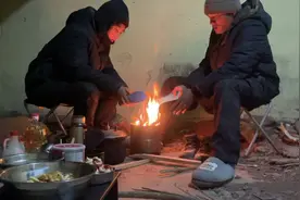 90后夫妻骑行西藏，风餐露宿条件艰苦，两个人在一起就是幸福视频封面