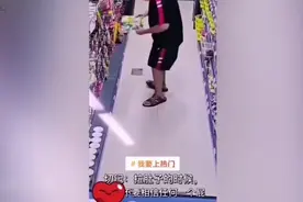 全网放屁拉稀名场面，小伙手机店突然肚子疼，下一秒场面失控视频封面