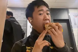 坐在厕所门口吃麦当劳，77块钱汉堡包雪碧鸡腿，吃得好香好美味视频封面