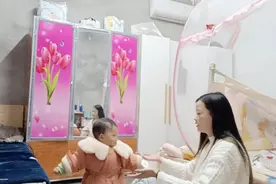甜甜现在可以扶着墙满屋跑了，还能跌跌撞撞的向二妹走过来视频封面
