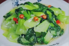 炒青菜，不要焯水和直接炒，总厨教你一招，青菜翠绿也不出水