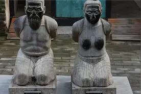 呼吁在全国各大公厕旁立一尊王战胜的跪像，让他遗臭万年视频封面