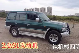 刚到一辆军绿色的四驱猎豹黑金刚、2.4V31发动机纯机械四驱底盘视频封面