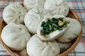 菠菜包子怎么调馅最好吃？皮薄馅大，咬一口鲜香味美视频封面