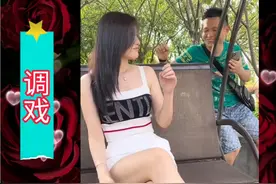 盘点小伙调戏美女的爆笑场景，趁美女不注意给她头上戴一朵鲜花视频封面