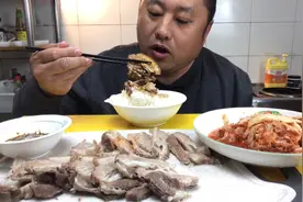 一斤半精品五花肉，蘸酱油卷辣白菜，大哥一口一两肉，看着解馋视频封面