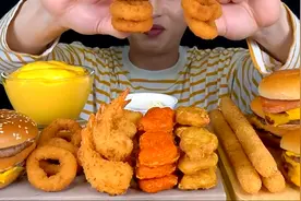 小哥哥吃炸鸡和汉堡咀嚼声解压助眠视频封面