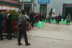 正在开会中视频封面