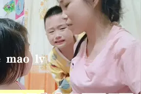 32岁宝妈被5岁儿子不听话，拉扯打伤，最后被3岁女儿举动感动哭了视频封面