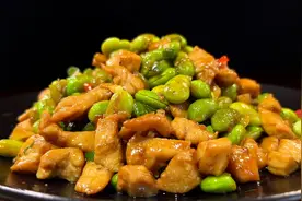 家常小炒毛豆炒鸡丁，这样做毛豆入味，鸡丁鲜香，简单好吃又下饭视频封面