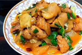 棒菜炒肉，一道家常味十足的小炒菜，棒棒菜口感很嫩，很美味。视频封面