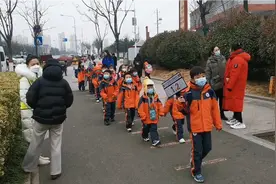 李雨晴妈妈又来接孩子放学啦！你看到她了吗？视频封面