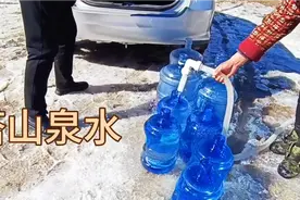 阜新：塔山下姜家荒村，有人在山上占地收集山泉水，每桶2元出售视频封面