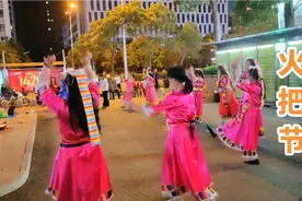 火把节昆明街头跳起了少数民族舞蹈，她的跳得好嗨哟，现场热闹视频封面