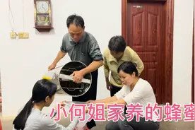 小何姐爸爸自家养的蜂蜜，纯纯的冬糖蜂蜜，闻着都香，装好在瓶子视频封面