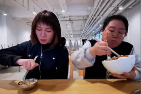 胖丫迈出减肥第一步，成功地少吃了第二碗炸酱面！视频封面