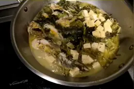 教你家常垮炖嘎鱼雪菜冻豆腐，鲜香 松软可口，好吃极了。视频封面