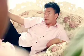 这个王总爱好很特别 打扫卫生还要穿制服视频封面