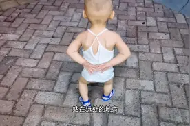岁多宝宝走路手搭背领导风范真霸气，撒泡尿赶紧跑路，笑死我了视频封面