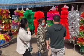 湖南农村清明节，路边挂满花花绿绿的青，鞭炮价格涨的太厉害了！视频封面