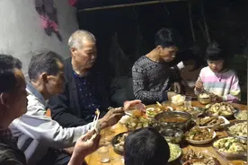 两亲家一起吃饭，有的坐着吃站着吃，小兰下厨做的白切鸡好吃视频封面