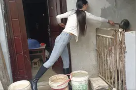 99年的贵州农村姑娘，一天就想在家喂猪，这样的生活有出息吗？视频封面