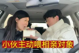 相亲对象生病没胃口，小伙主动喂姑娘吃东西，姑娘夸小伙会照顾人视频封面