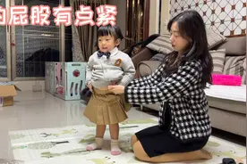 两岁女儿第一次穿校服，可爱激动的样子，一旁的爸妈笑抽了视频封面