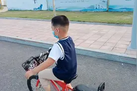 活泼开朗的宝宝一边骑自行车一边唱歌唱的真棒呢视频封面