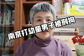鲁医生打幼童推老者，态度蛮横，行径恶劣。必须受到严惩！视频封面