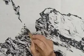 如何运用笔墨的皴擦法来表现山石的质感和立体感视频封面