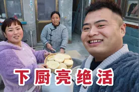 丈母娘再次展示绝活，羊肉馅的包子蒸一锅，二两配大葱连吃好几个视频封面