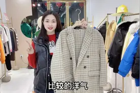 千鸟格西装羊毛大衣，搭配牛仔老爹裤，时尚减龄不挑人！视频封面
