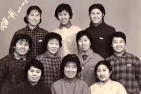 欢迎老同学回国。我们相识于1978年，为同窗四年友谊干杯。视频封面