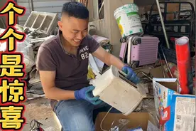 收破烂老公收了个大箱子，仔细一翻个个是惊喜，媳妇：收获满满视频封面