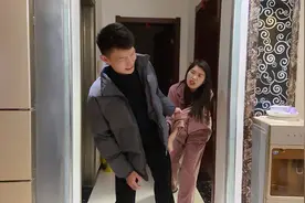 小伙不送外卖去当服务员，姑娘嫌小伙太丢人，抱着他大腿不让他走视频封面