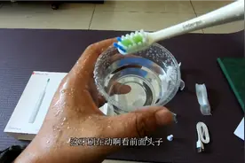 开箱华为 HiLink 智能声波牙刷,评测电动牙刷看看和传统牙刷区别视频封面