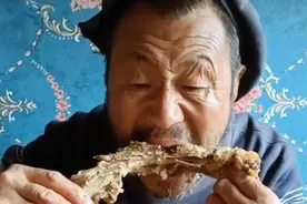 老爷子干完活回来，吃羊排拉！视频封面