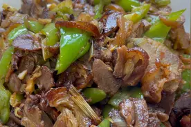美食家姥姥来啦：今天给姥爷做一道（美味佳肴）“熟肘子干煸青椒视频封面