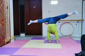 小姑娘有趣的侧手翻动作示范，在快乐中学习，一看就会呦视频封面