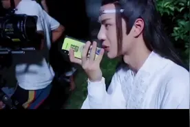 肖战拿着虫子祝王一博，
生日快乐 吓的王一博撒腿就跑视频封面