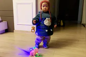 小孙子玩着爷爷带回的玩具，一脸萌视频封面