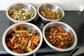 女厨师炒员工餐，干净利落，四个拿手菜，样样都下饭视频封面