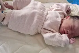 可爱的萌娃来了！在妈妈肚子里刚出来还不习惯视频封面