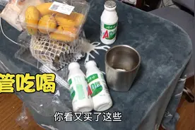 刚毕业的工资太少只够吃喝，不舍得买衣服化妆品打扮自己，该咋办视频封面