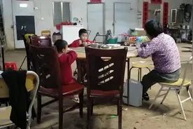 农村孩子的童年，哥哥吃饭扔筷子给妈妈教训了视频封面