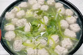 水汆丸子调馅放盐、打水有讲究，掌握正确技巧，丸子滑嫩浮于汤面视频封面