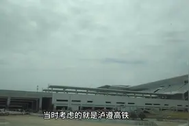 偶然发现泸州高铁站为泸遵高铁、南渝泸毕城际铁路预留站线的痕迹视频封面