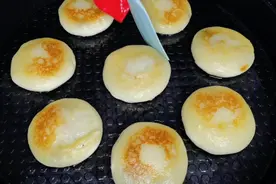 土豆与糯米粉的碰撞，再包裹红糖，软糯香甜又拉丝、真的太好吃了视频封面