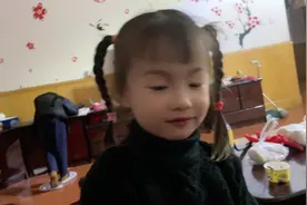 八岁哥哥把妹妹宠的不像样，对哥哥做这么过分事情，哥哥竟然还笑视频封面